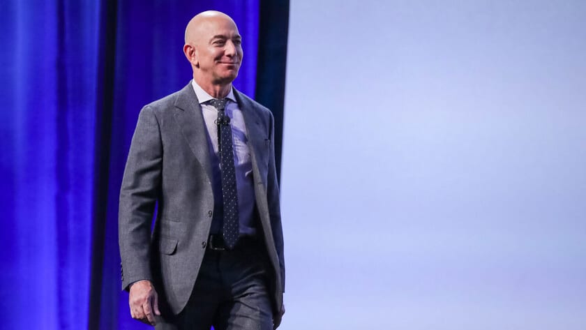Fotografía que ilustra la noticia: Amazon supera los 3 billones de capitalización y Bezos ejecuta una venta de 15 millones de acciones