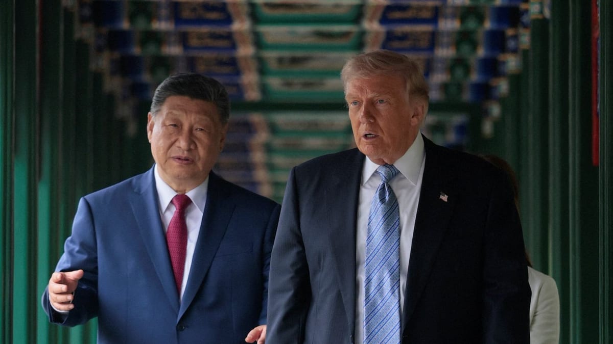 Fotografía que ilustra la noticia: China regula la IA con límites a la guerra cognitiva y retirada de agentes peligrosos mientras EEUU evita normas