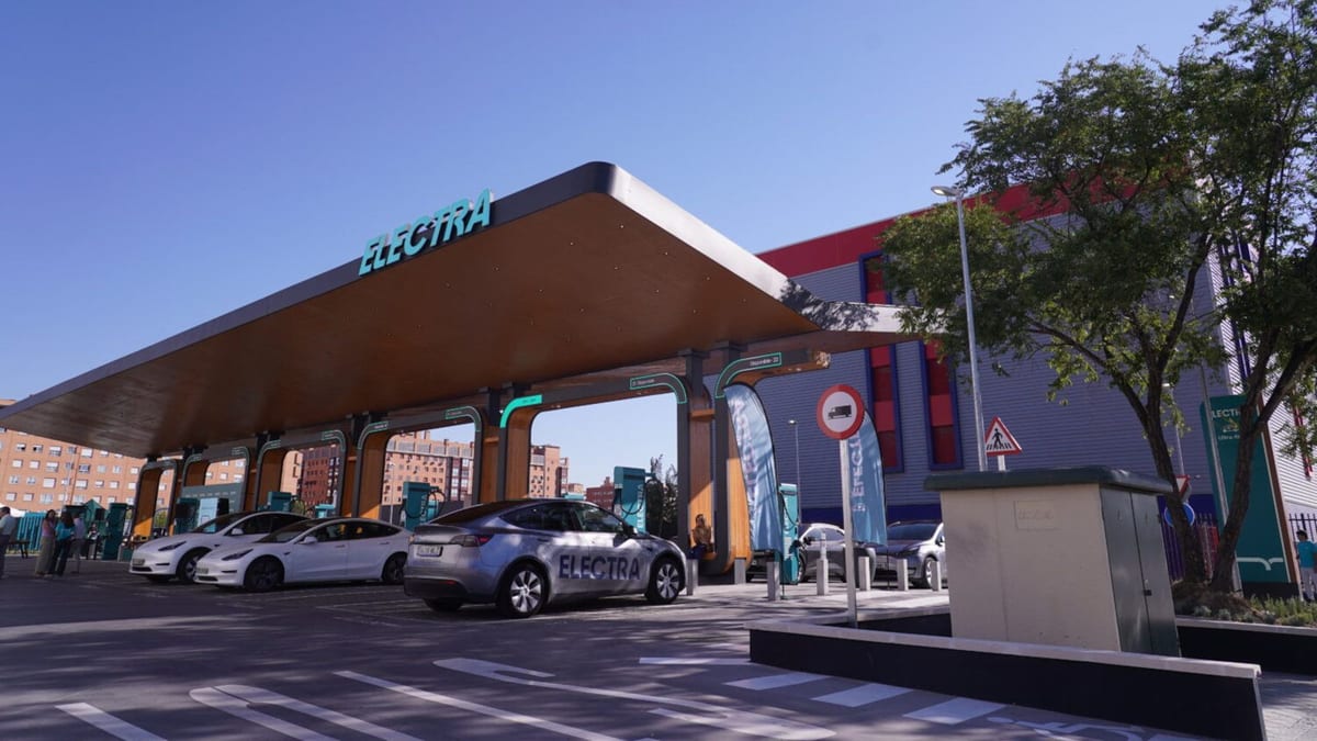 Fotografía que ilustra la noticia: Electra abre en Carabanchel la mayor estación urbana de carga ultrarrápida de Europa: 26 puntos y hasta 600 kW