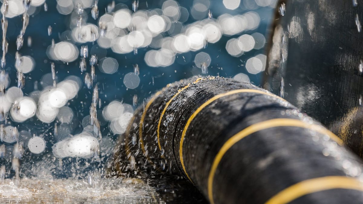 Fotografía que ilustra la noticia: España y Francia unen sus redes con 276 km de cable submarino para exportar excedentes solares