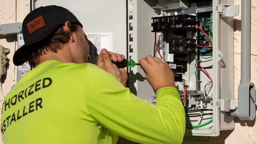 Fotografía que ilustra la noticia: Los fondos de inversión compran fontaneras y eléctricas ante la escasez de relevo generacional
