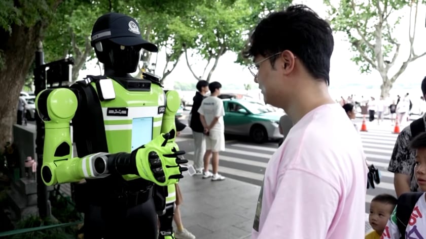 Fotografía que ilustra la noticia: Los robots de tráfico ya patrullan Hangzhou: detectan infracciones, pero no multan a nadie