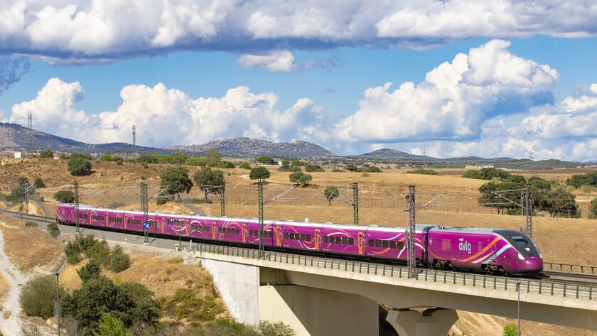 Fotografía que ilustra la noticia: Renfe recorta 100.000 plazas en el Madrid-Valencia por las grietas de los Talgo Avril