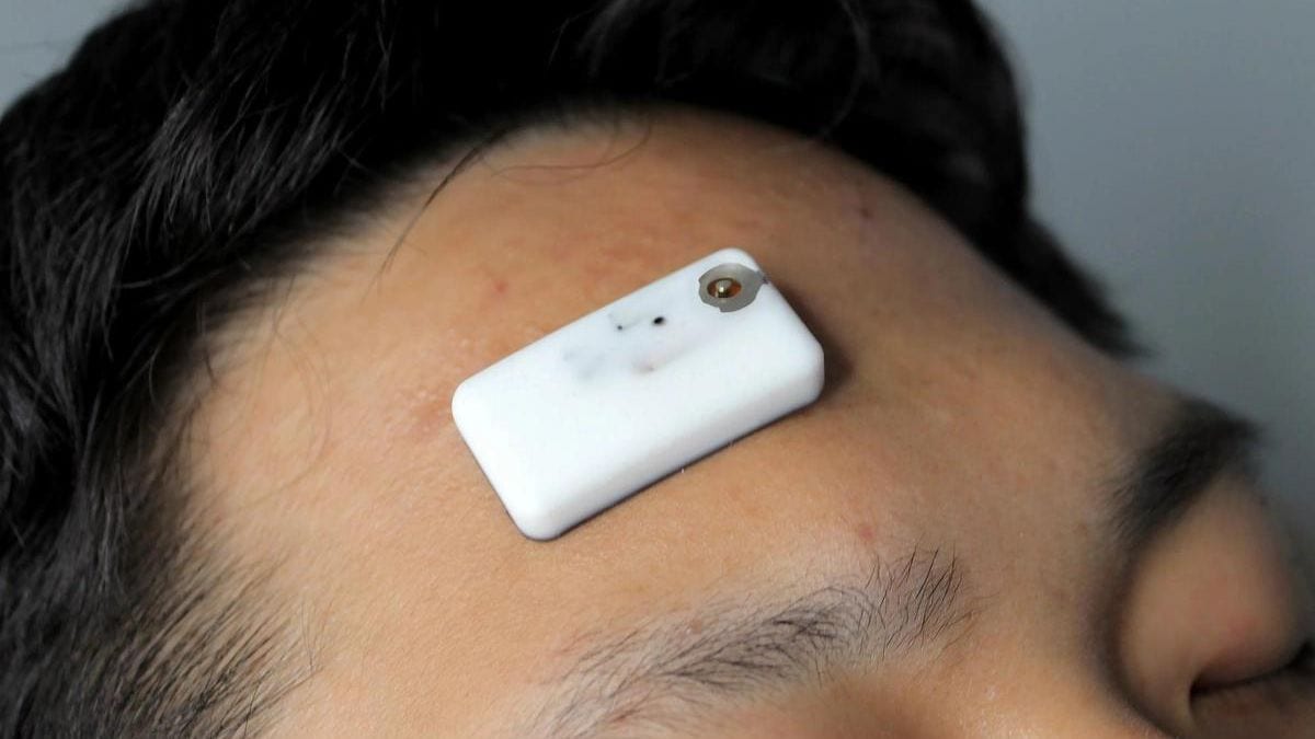 Fotografía que ilustra la noticia: Un parche en la frente para vigilar el sueño y anticipar el Alzheimer desde casa: así funciona la tecnología de Georgia Tech y la SNU