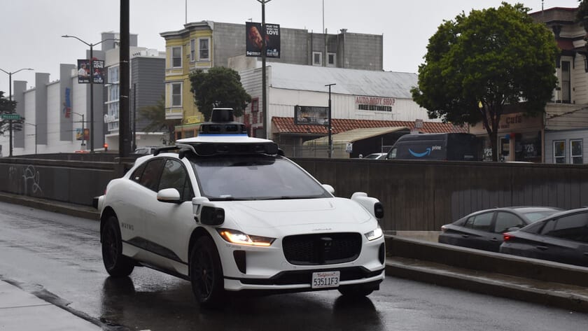 Fotografía que ilustra la noticia: Waymo detecta un arma en un robotaxi, detiene el vehículo y la policía arresta a dos menores en San Francisco
