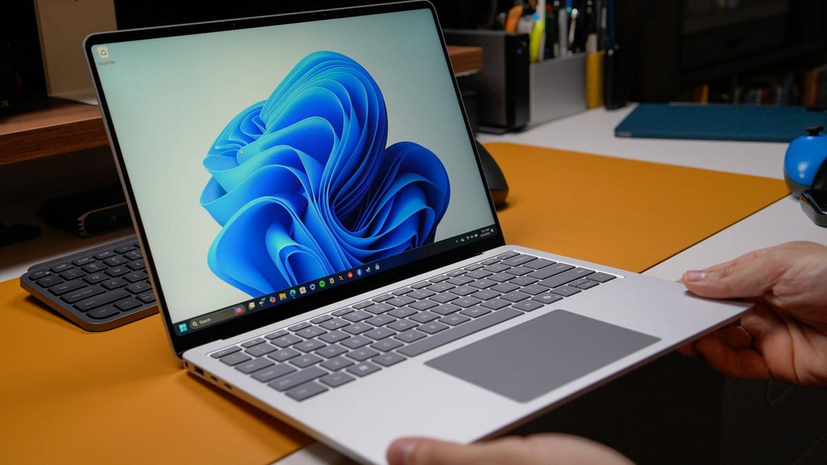 Fotografía que ilustra la noticia: Windows 11 corrige más de 400 fallos de seguridad en el parche de agosto, incluidos tres días cero